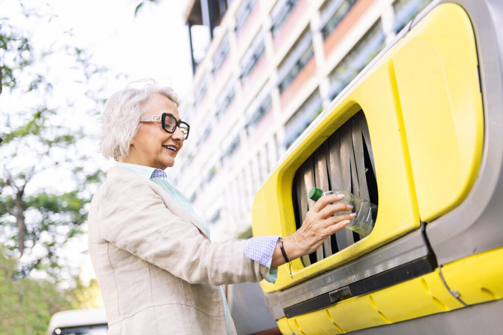 женщина сдает пластик на переработку