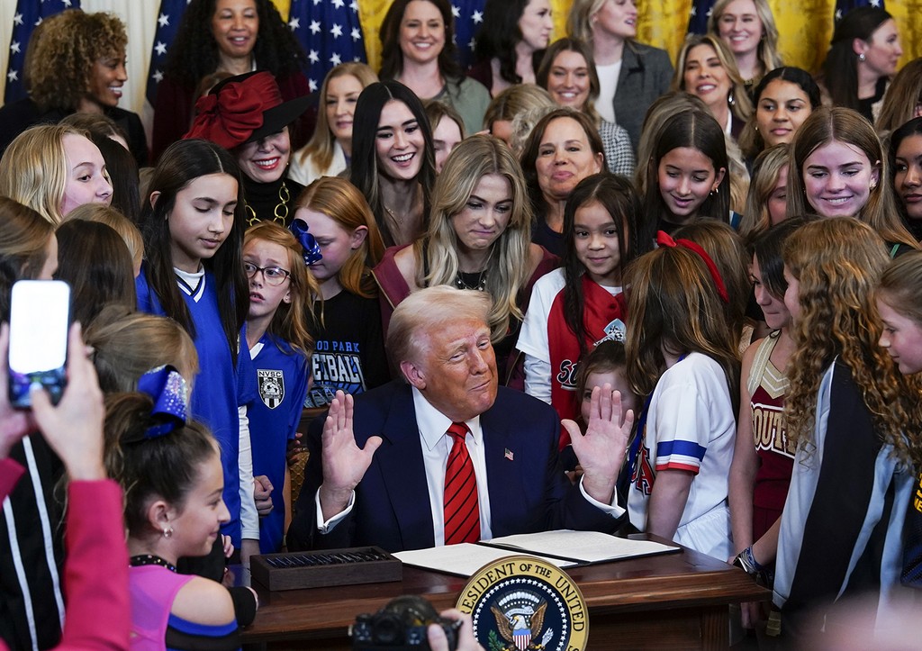 Дональд Трамп подписывает указ «Никаких мужчин в женском спорте» в Белом доме в Вашингтоне, округ Колумбия