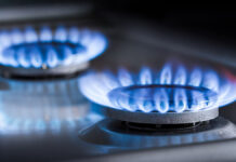 Масштабная проверка газового оборудования успешно проведена в Москве TwoBurningGasBurnersOnAKitchenGasStove