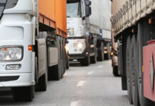 Трагическое ДТП в Зимбабве унесло жизни более 20 человек TrucksInTrafficJam