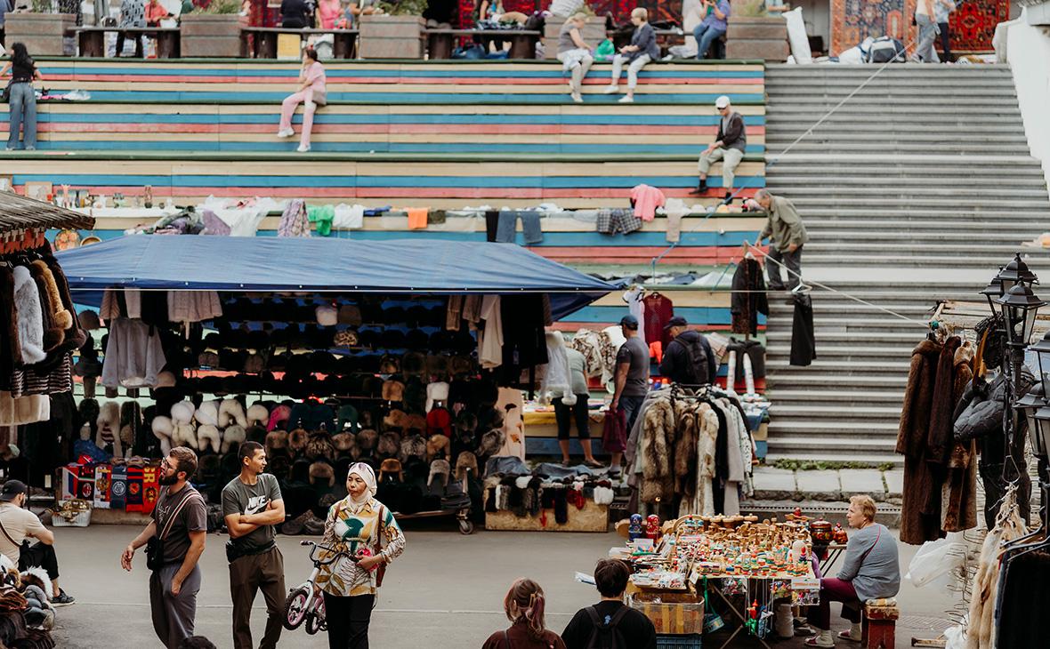 Блошиный рынок на территории Измайловского вернисажа (Михаил Гребенщиков / РБК)