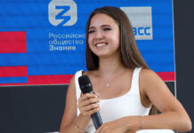 Букет-сердечко и романтический вечер Валиевой вдохновили поклонников на новые догадки Фестиваль VK Fest 2022 в Парке Горького