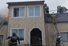 Пожар в частном доме во Врангеле: крыша обрушилась, но жертв удалось избежать 365b418b-df79-4600-a542-06888a0e62f9-67fcf558