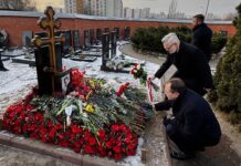 Дипломаты разных стран почтили память Алексея Навального 3e3013b9-0f3c-4938-9cfa-0ac2b8f4c437-680528e0