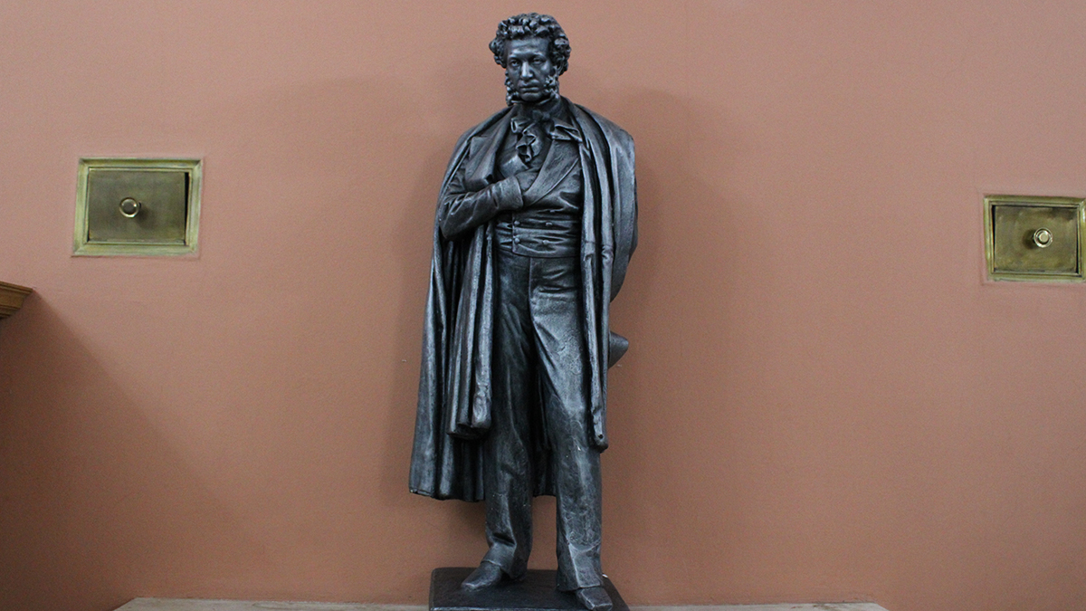 Праправнук Пушкина отреагировал на снос памятников поэту на Украине