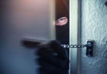 Удивительное спасение американца после похищения в пустыне MaskedBurglarWithCrowbarBreakingAndEnteringIntoAVictims