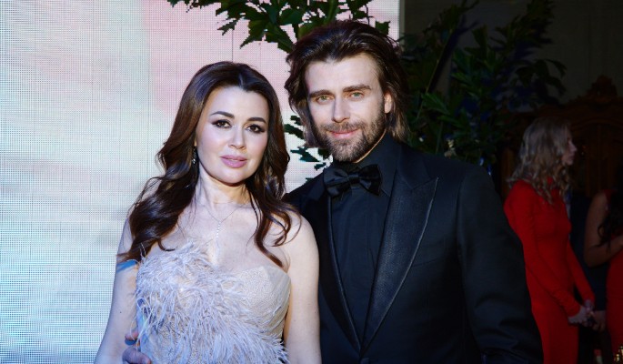 Мужа онкобольной Заворотнюк увидели с ребенком другой женщины