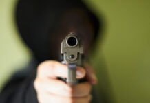 Полиция Гамбурга успешно предотвратила ограбление на железнодорожной станции HumanTookAimFromThePistolInAgainstGreenBackground