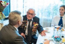 Глава Тюменской области Александр Моор наградил ветерана медалью в честь 80-летия Победы 74d518ec-2031-40f6-be14-4bb426100f52-67fd5bce