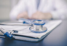 Важность своевременной медицинской помощи MedicineDoctorsWorkingTableFocusOnBlueColorStethoscopeVintage