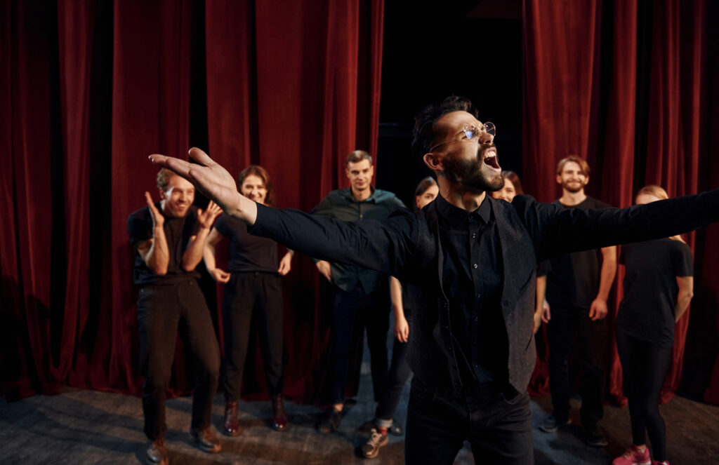 актеры репетируют за кулисами