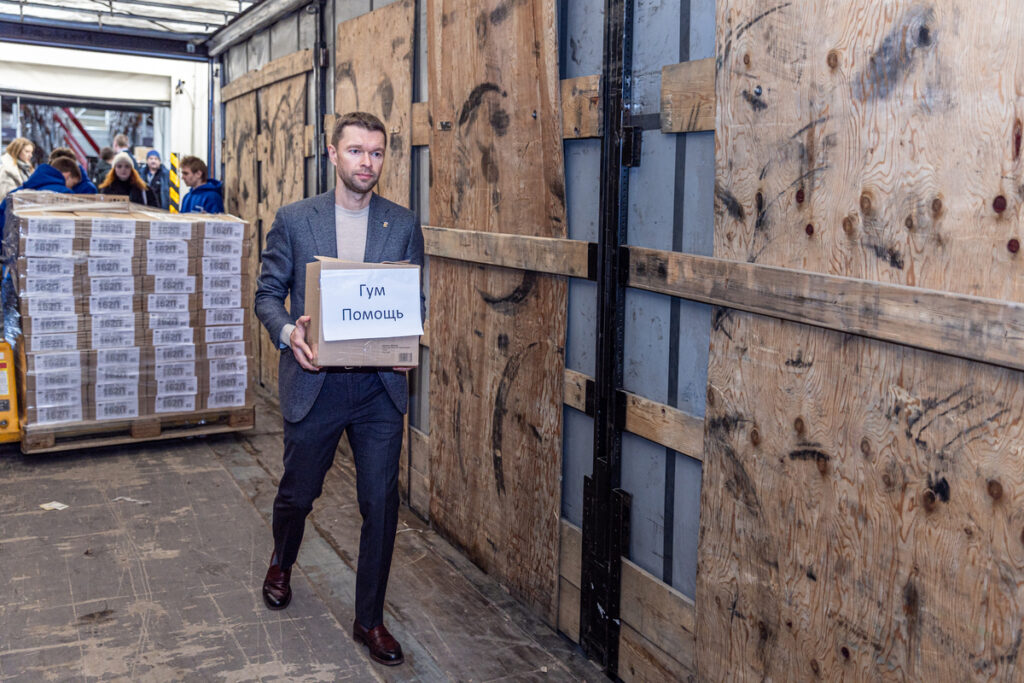 Алексей Вихарев лично координирует поставки гуманитарной помощи