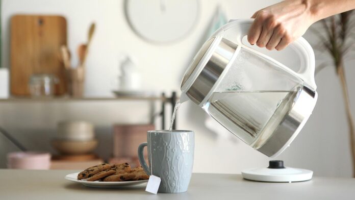 PureWaterBoilsInAnElectricKettleOnTheTable