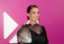 Талантливая исполнительница хита Матушка раскрыла подробности своего творческого пути e9806211-11da-4e63-9413-ee9c8525eec3-67f91beb