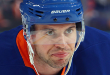 Невероятное стечение обстоятельств в матче американского защитника против российского вратаря ee3962ab-3ff0-4fa4-a595-064af7903c57-67fbd757