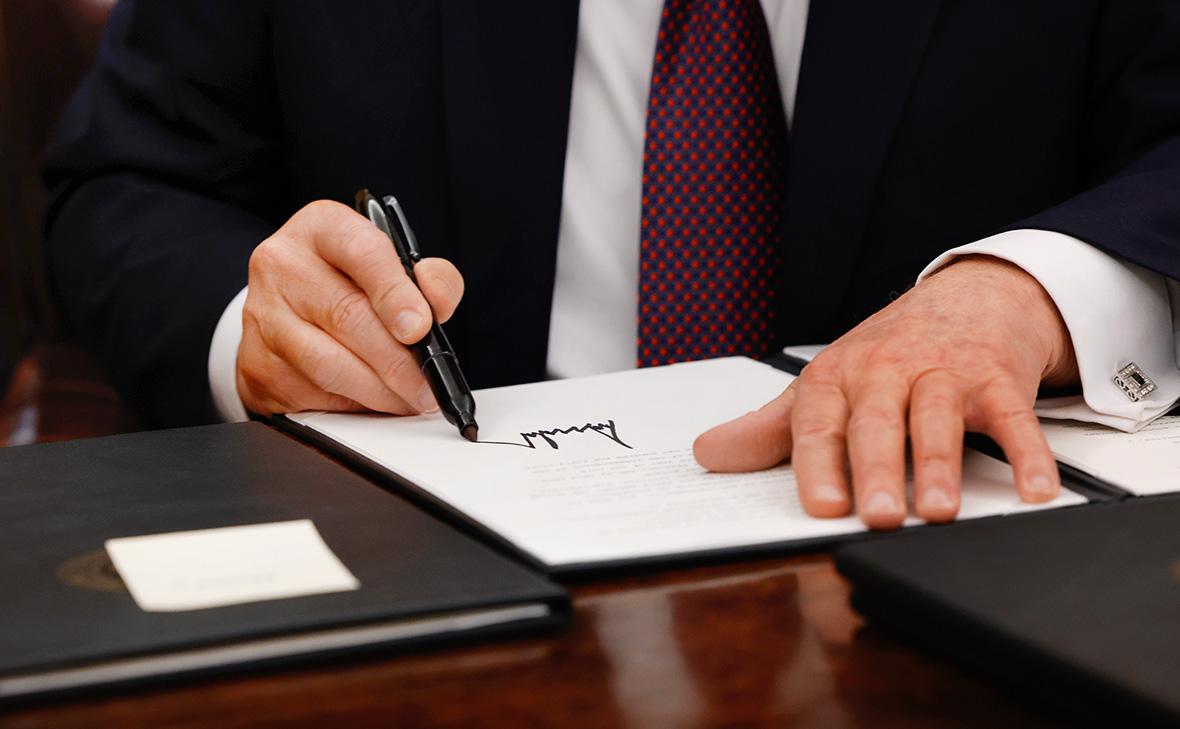 Дональд Трамп подписывает указы в Овальном кабинете в Вашингтоне, 20 января 2025 г. (Anna Moneymaker / Getty Images)