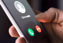 Полковник из Москвы стал жертвой мошеннической схемы с заменой счетчиков PhoneCallFromUnknownNumberLateAtNightScamFraud