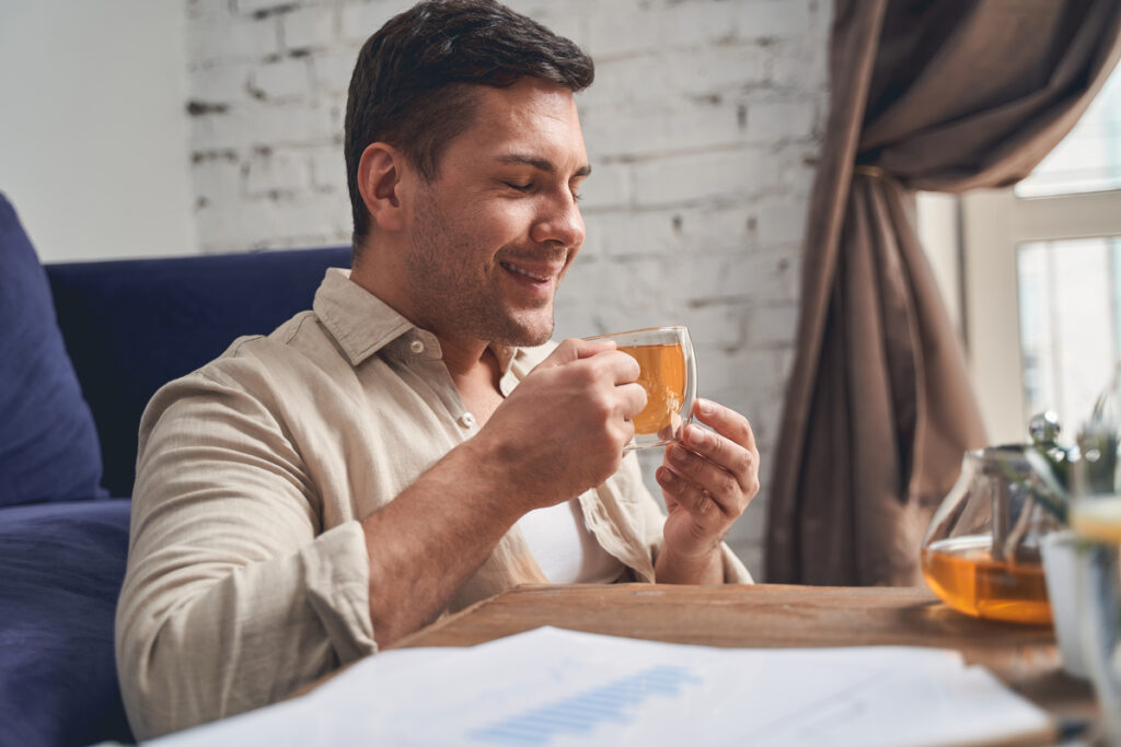 мужчина наслаждается чашкой чая