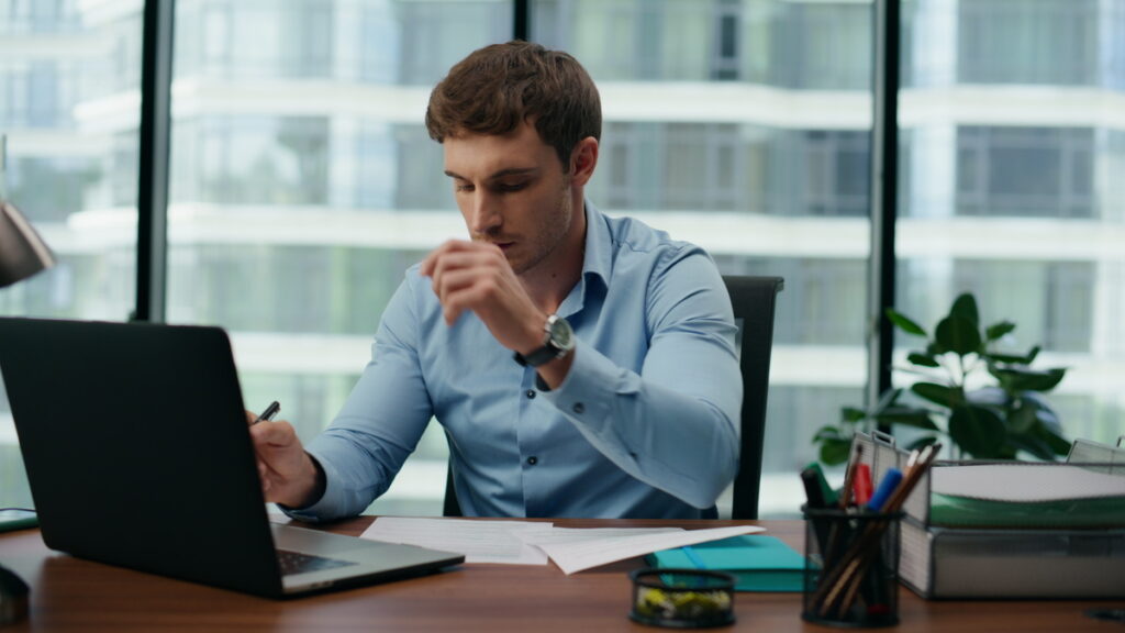 мужчина сосредоточен на работе