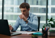 Как развить концентрацию: психологические механизмы и практические методы Focused man working laptop sitting office close up Manager feeling overworked