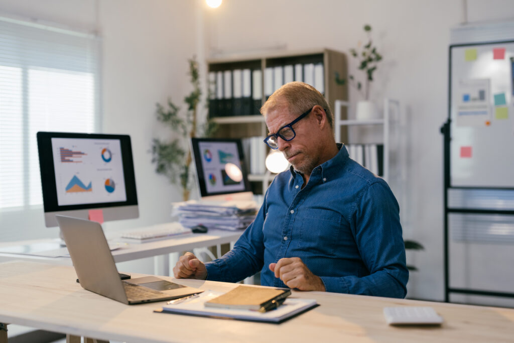 мужчина сжал кулаки из-за неприятной новости