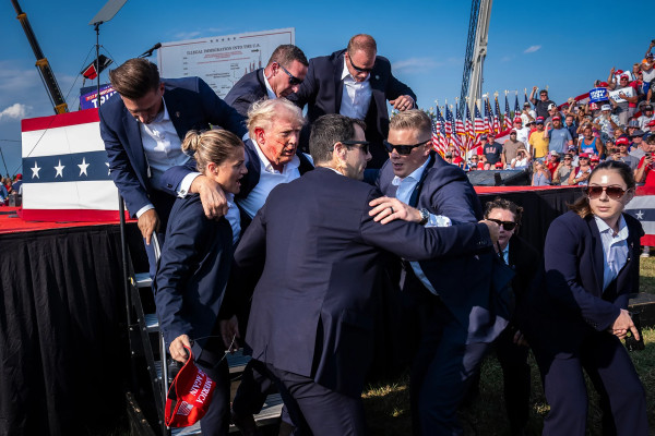 Регион: Северная и Центральная Америка<br />Категория: Одиночный снимок<br />Автор: Джабин БотсфордПокушение на республиканца совершили 13 июля 2024 года во время его предвыборного митинга в штате Пенсильвания. Политик был легко ранен в ухо, нападавший был убит. Кроме того, погиб один из участников митинга, еще двое пострадали. (Jabin Botsford / The Washington Post / World Press Photo 2025)