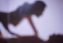 Александра Миллер назвала шоколад и пряности для усиления либидо и страсти BlurredBackgroundSilhouettesOfACoupleInLoveAMan