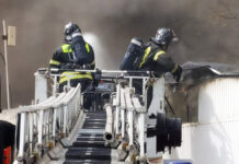 Андрей Турчак сообщил о поджоге подстанции в Горно-Алтайске и мерах восстановления Пожарно-спасательные подразделения на месте возгорания в здании на Бережковской набережной