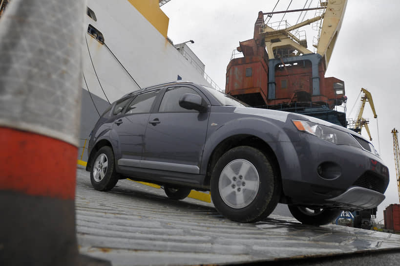 Автомобили буксуют у границы-0