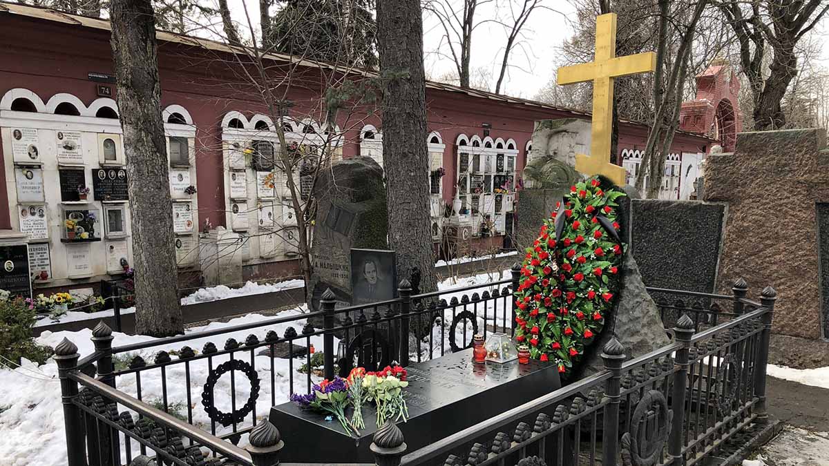 Батюшка Николай сообщил, чем грозит традиция вешать на памятник фото умерших