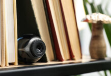 Бдительность клиентки салона красоты привлекла внимание к вопросам безопасности CameraHiddenBetweenBooksOnWoodenShelfIndoorsCloseupSpace