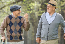 Беглость речи открывает секрет долголетия по данным Женевского университета Two elderly men having a conversation