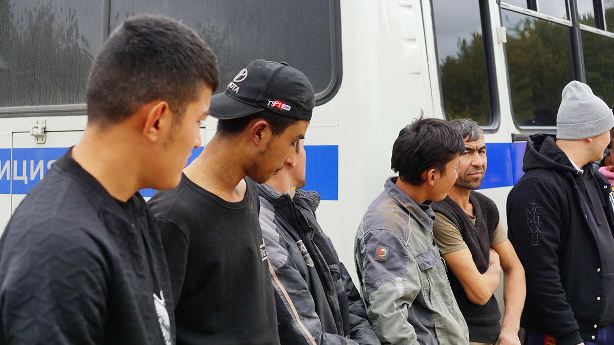 Мигрантам перед депортацией из России включили песню «Матушка-земля»