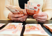 Экономист Сафонов раскрыл реальную динамику доходов россиян WomensHandsCountAStackOfMoneyOfABanknotes