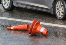 ГУ МВД России сообщает о ДТП на Кировоградской улице возле Сквера родная гавань Последствия опрокидывания грузовика на два легковых автомобиля на юге Москвы