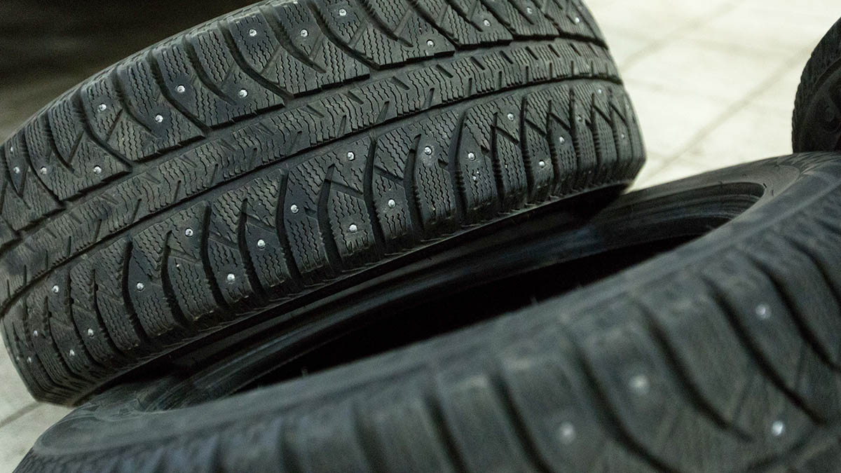 Москвичей призвали не торопиться со сменой зимней резины на летнюю
