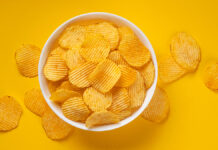 Марина Макиша рекомендует безопасную порцию чипсов для здоровья в России RidgedPotatoChipsInBowlOnYellowBackgroundWithCopy