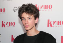 Марк Эйдельштейн из Нижнего Новгорода в фокусе Balenciaga и военкомата Ежегодная премия за достижения в области кино и телевидения Событие года в Особняке на Волхонке