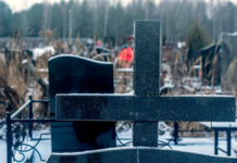 На могиле героя СВО в Чите произошло кощанство SnowingInThePublicCemeteryTraditionalGraveyardInWinterUnder