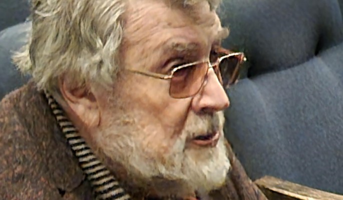 На краю могилы: обнародовано кладбищенское фото Ширвиндта со свечкой в руке