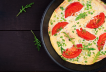 Пикантный омлет с томатами, чеддером и колбасками встречает утро вкусом pikantnyj omlet s tomatami chedderom i kolbaskami vstrechaet utro vkusom-news-blog-ru-174268335900-0