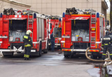 Пламя в Подольске Дом уничтожен падением беспилотника Пожарно-спасательные подразделения на месте возгорания в здании на Бережковской набережной