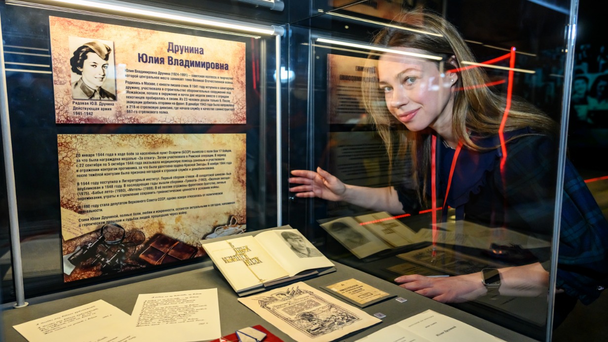 Специалист Музея Победы Елена Ремизова показывает выставку, посвященную поэтессе Юлии Друниной