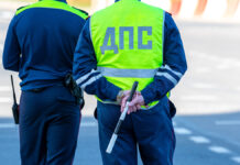 Полковник ГИБДД Сергей Кобозев отказался от взятки в 665 тысяч за Mercedes ATrafficPoliceOfficerIsOnDutyAtByThe