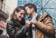 Психолог Роман Смит раскрыл секреты счастливых отношений и гармонии CoupleInLoveOnTheStreetOnARainyDay