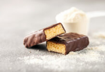 Секреты выбора идеальных протеиновых батончиков от экспертов Антона Полякова и Александры Кожевниковой WheyProteinPowderInMeasuringScoopAndEnergyProteinBar