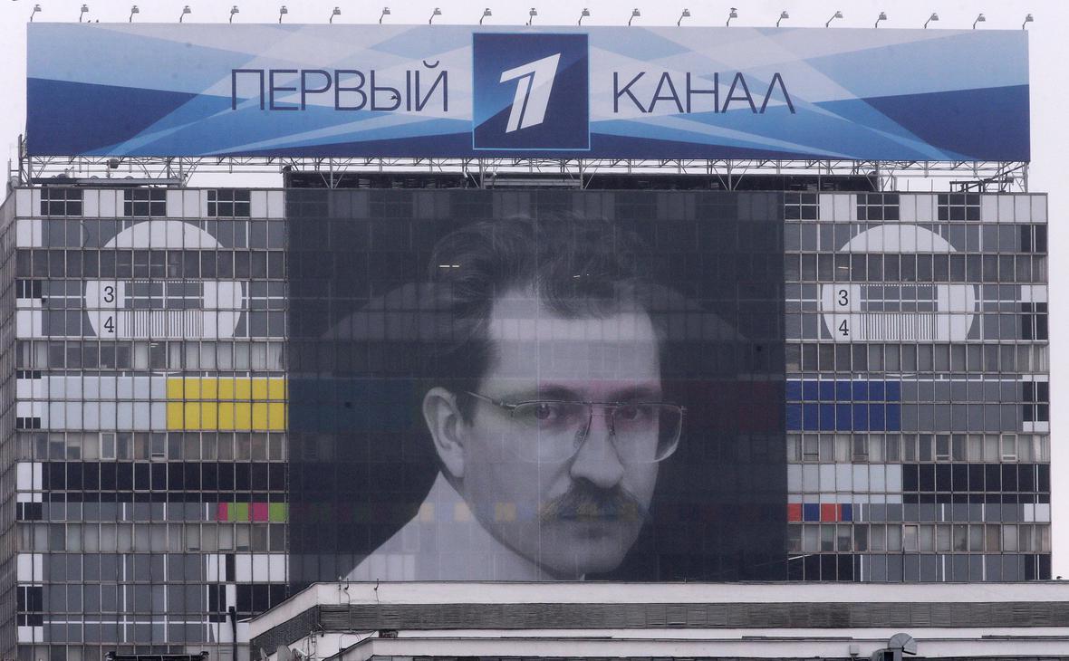 Портрет Владислава Листьева на здании телецентра в Останкино в 2015 году (Михаил Метцель / ТАСС)