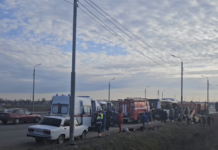 Спасатели МЧС и СК РФ активно помогают на месте ДТП под Симферополем spasateli mchs i sk rf aktivno pomogayut na meste dtp pod simferopolem-news-blog-ru-174281301000-0