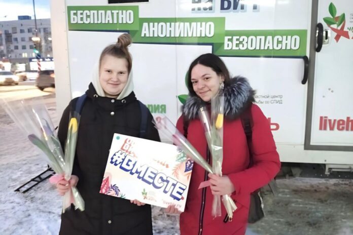 Свердловские медики дарят женщинам весенние цветы за заботу о здоровье-0