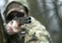 Тайна мужчины с костылями и ружьём — как бывший полицейский остановил дрон-убийцу tajna muzhchiny s kostylyami i ruzhyom kak byvshij policzejskij ostanovil dronubijczu-news-blog-ru-174168272400-0